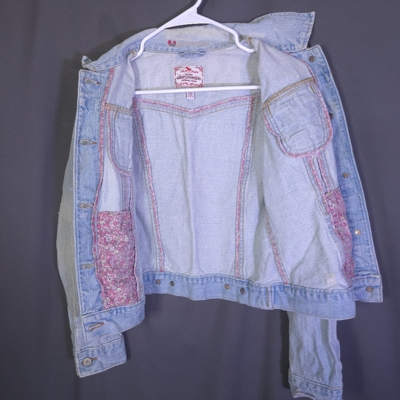 Abercrombie & Fitch Jean Jacket Junior Girl Size XL Light Wash Distressed - Picture 6 of 6
